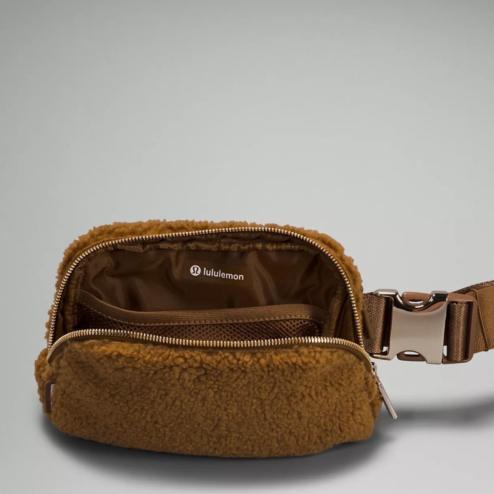 Everywhere Belt Bag Fleece - Picture 2 of 10